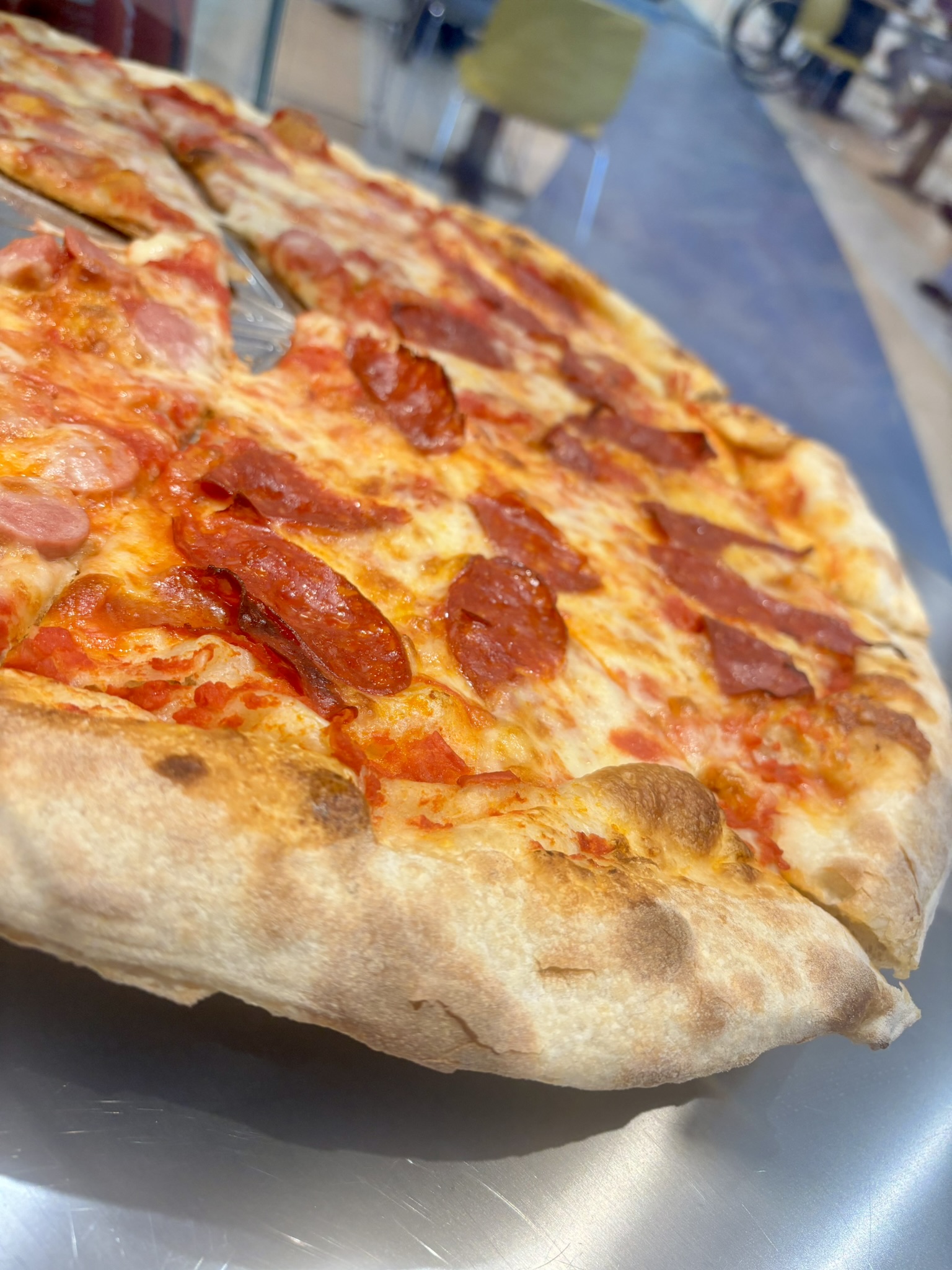 Pizza farcita con salumi e formaggio sul banco