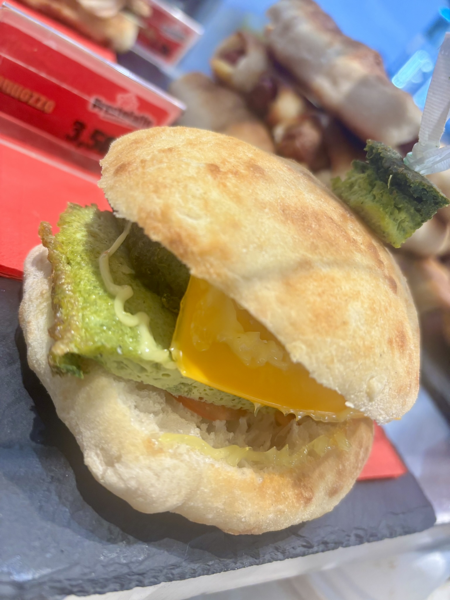 Panino caldo farcito con verdure e formaggio