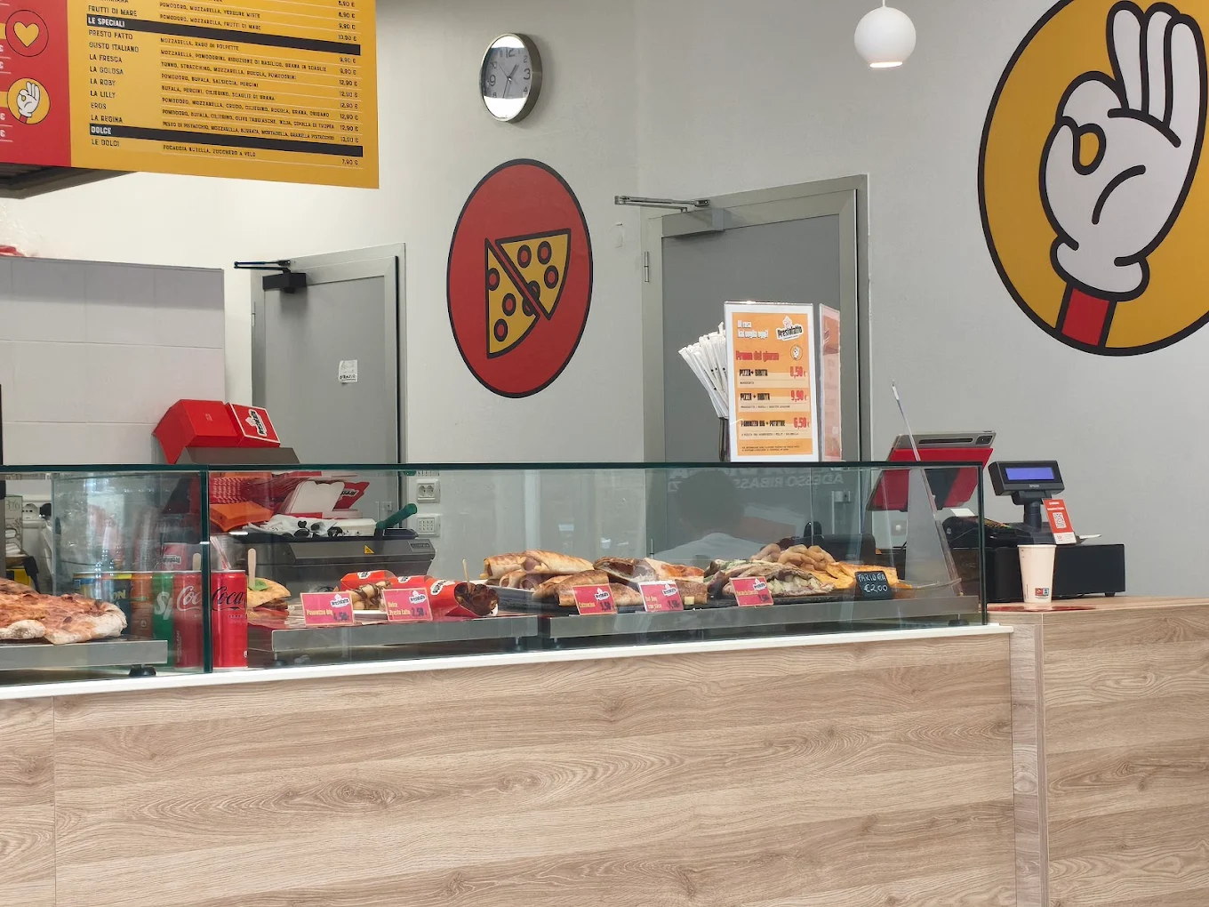 Banco di Prestofatto con vetrina, menu e prodotti pronti